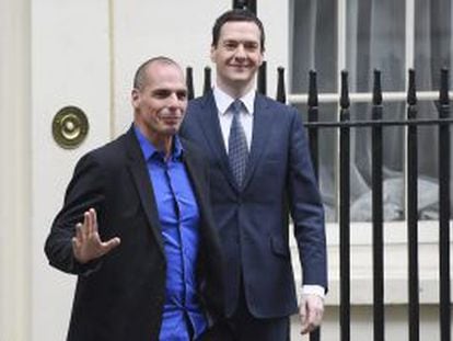 Yanis Varufakis (esquerda) com o ministro britânico da Economia, George Osborne.