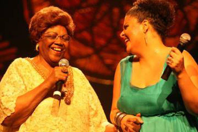 Dona Ivone (à esq.) e Fabiana Cozza