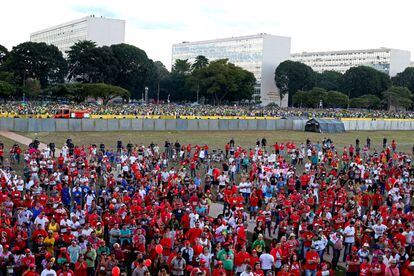 Manifestantes contrários e favoráveis ao Impeachment da presidenta Dilma Rousseff se reúnem para assistir no telão à votação do processo, em 17 de abril de 2016.