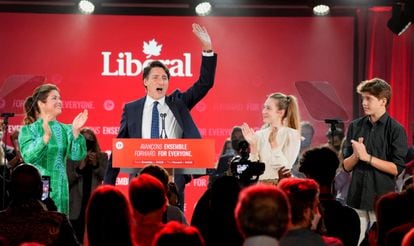 O primeiro-ministro Justin Trudeau com sua família em seu discurso de vitória na noite da eleição.