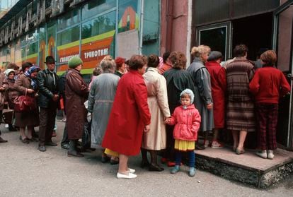 Um grupo de famílias da Sibéria faz fila diante de uma loja em 1991. 