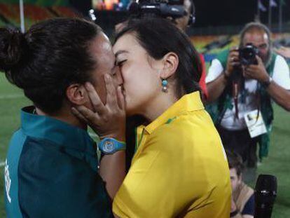 Na edição com mais atletas fora do armário que se tenha notícia, a foto de um casal de lésbicas ganha o mundo depois de um pedido de casamento em público