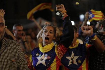 Eleitores a favor da independência da Catalunha neste domingo.