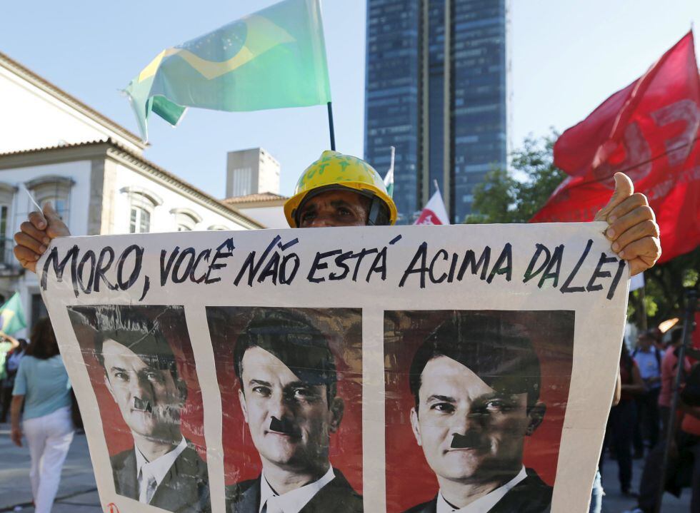 Homem leva cartaz contra Sergio Moro em protesto anti-impeachment no dia 18, no Rio de Janeiro.