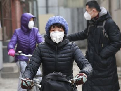 Habitantes com máscaras durante o alerta por poluição em dezembro em Pequim.