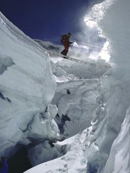 Um sherpa na cachoeira de gelo do Khumbu.