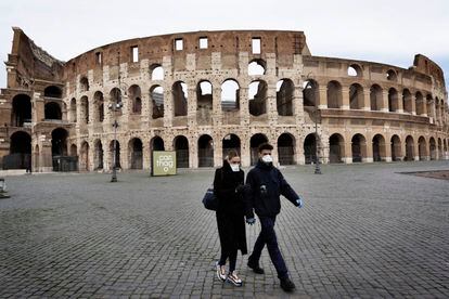 Turistas caminham em frente ao coliseu, em Roma, com máscaras para proteção.


12/03/2020 ONLY FOR USE IN SPAIN
