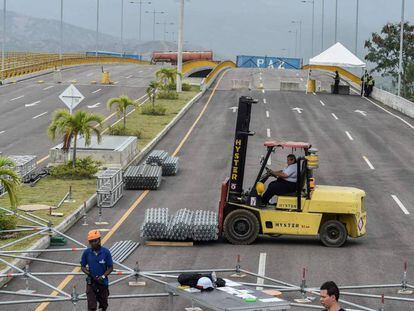 Trabalhadores montam o palco do show Venezuela Aid Concert.
