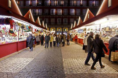 Mercado de Natal na Plaza Mayor, em Madri, livre de trânsito.