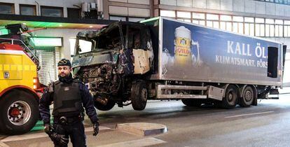 Caminhão utilizado no atentado em Estocolmo.