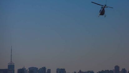 Helicóptero sobrevoa a cidade de São Paulo.