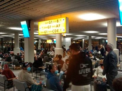 Passageiros dos voos da África do Sul, na sala do aeroporto de Schiphol (Amsterdã), onde permaneceram horas após aterrissar.