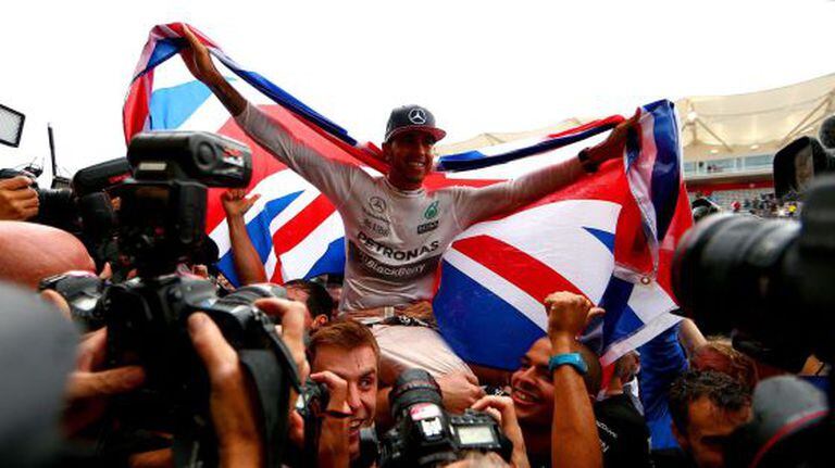Hamilton comemora o título.