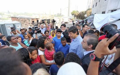O prefeito Fernando Haddad em visita a uma favela, em setembro de 2014.