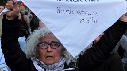 Uma mulher sustenta mensagem de repúdio à liberdade de repressores da ditadura argentina, em maio de 2017.