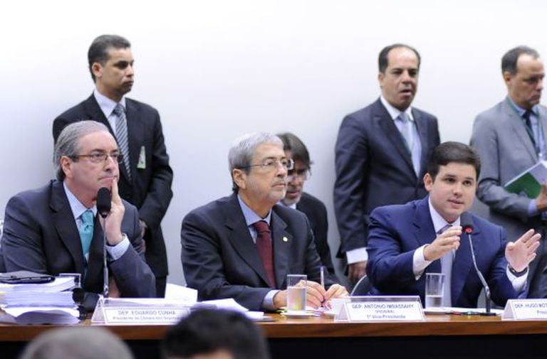 Cunha (à esq.) na sessão da CPI.