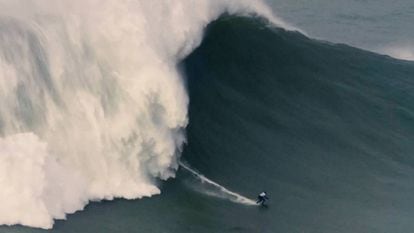 Maya Gabeira surfa a onda que lhe valeu o novo recorde mundial.