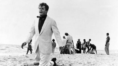 Marcello Mastroianni, na parte final de 'La dolce vita', de Fellini