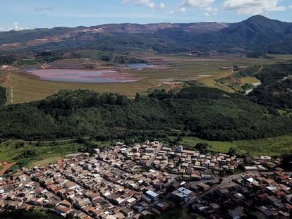 Um bairro residencial de Congonhas, cidade de Minas Gerais, rodeado por 23 barragens de resíduos de mineração.