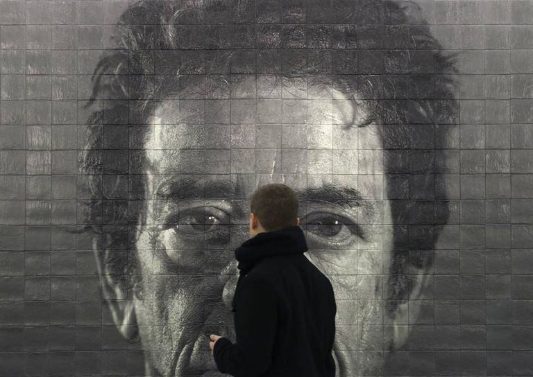 Retrato de Lou Reed feito pelo artista Chuck Close na estação da rua 86, em Manhattan.