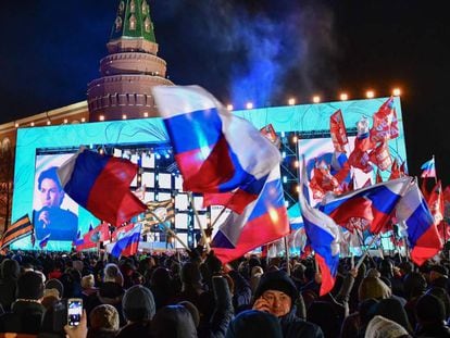 Centenas de partidários de Putin comemoram em Moscou o anúncio dos resultados provisórios, neste domingo.