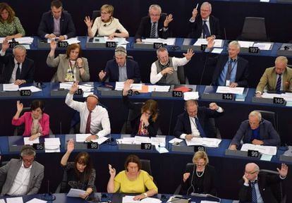 Eurodeputados votam o acordo que acabou com veto a Cuba.