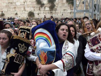 Mulheres judias com a Torá depois de rezarem no Muro das Lamentações, em Jerusalém.