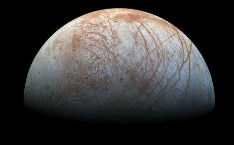 Imagem de Europa, uma das luas de Júpiter, registrada pela sonda Galileo na década de 1990. 