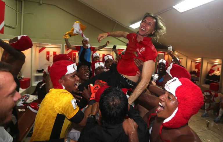 Ricardo Gareca festejando a classificação para a Copa.