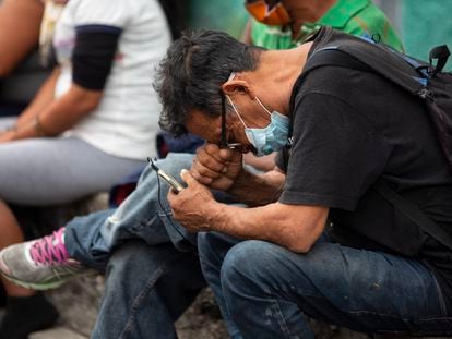 Sem-teto espera em fila de abrigo na Cidade da Guatemala.
