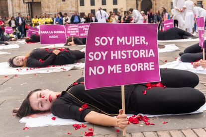 Mulheres colombianas encenam em Bogotá a violência contra a mulher, em março de 2019. 