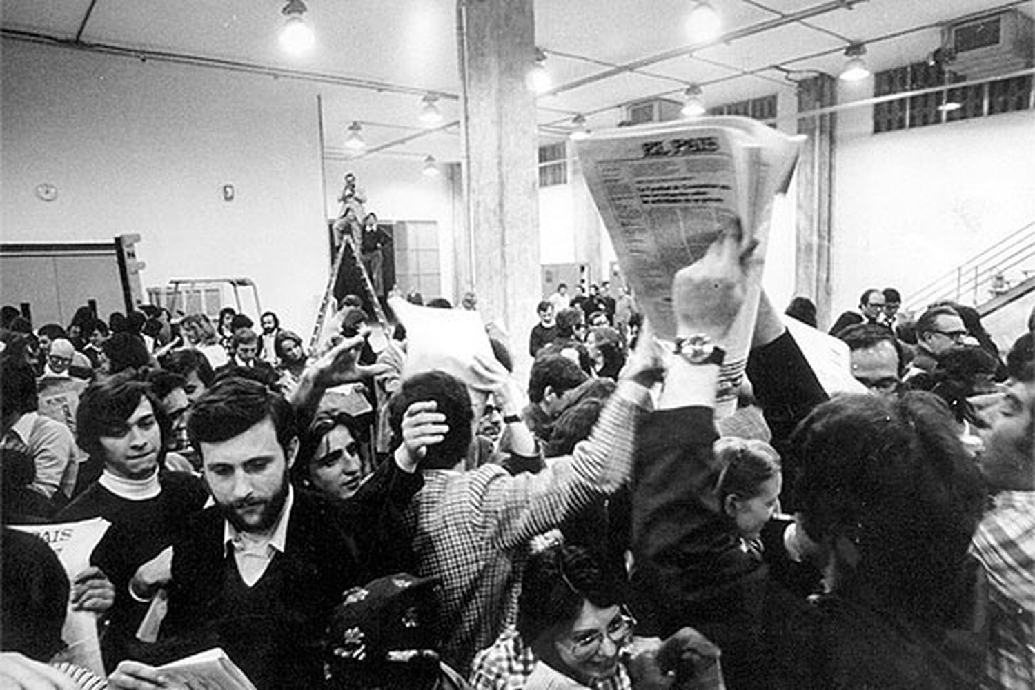 O dia em que saiu o primeiro número do EL PAÍS, em 4 de maio de 1976, na rua Miguel Yuste, Madri.