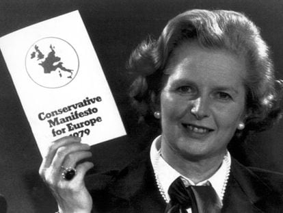 Margaret Thatcher ergue um exemplar do Manifesto Conservador para a Europa em 1979. REUTERS