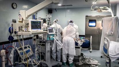 Trabalhadores da saúde atendem um paciente internado com covid-19 em um hospital da Espanha.
