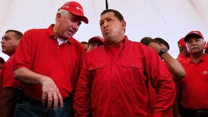 O ex-ministro de Energia e Petróleo Rafael Ramírez (primeiro a partir da esquerda) e o ex-presidente da Venezuela Hugo Chávez durante visita aos trabalhadores da PDVSA, em Caracas, em outubro de 2008.