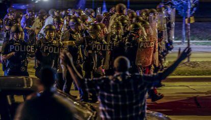 Polícia durante um dos protestos em Milwaukee.