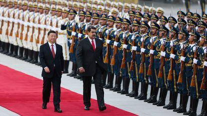 Nicolás Maduro ao ser recepcionado por Xi Jinping em Pequim, em setembro passado.
