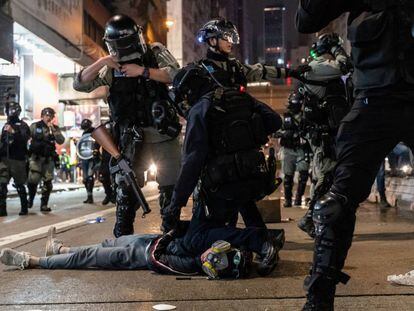 Policiais prendem um manifestante nesta quarta-feira em Hong Kong.