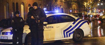 Polícia belga em ronda no bairro de Molenbeek.