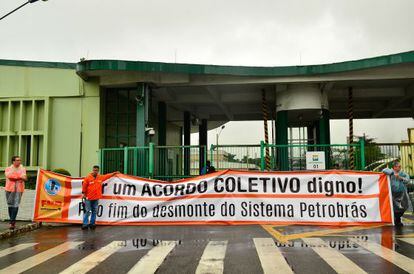 Grevistas na refinaria da Petrobras de Cubatão.