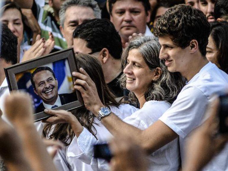 A viúva e os filhos de Eduardo Campos durante o velório em Recife.