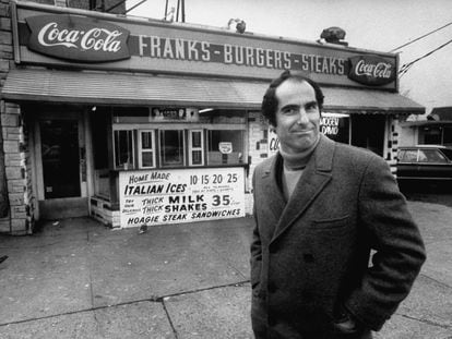 O escritor Philip Roth, diante de uma de suas lanchonetes favoritas de Newark, em dezembro de 1968.