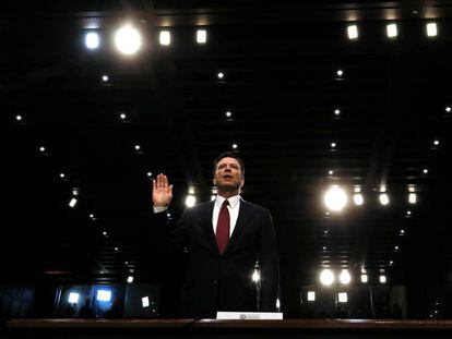 O ex-diretor do FBI, James Comey, presta juramento diante do Comitê de Inteligência do Senado.