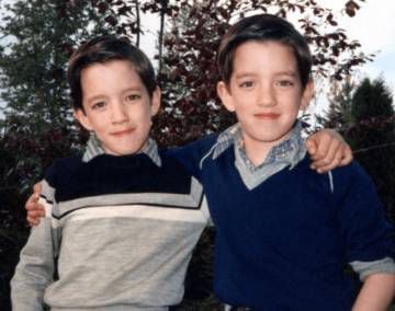 Drew e Jonathan Scott de crianças. Seus pais não sabiam que iam ter gêmeos. |