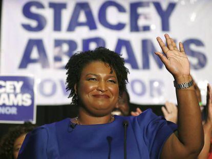 Stacey Abrams, candidata a governadora da Geórgia, saúda simpatizantes em um ato em Atlanta em 22 de maio