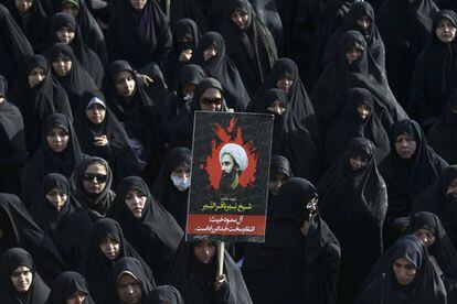 Mulheres protestam contra execu&ccedil;&atilde;o do cl&eacute;rigo xiita Nimr al-Nimr em Teer&atilde;, no Ir&atilde;.  