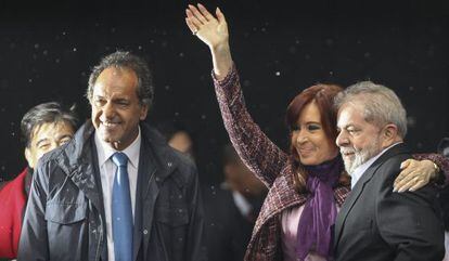A presidenta argentina com Daniel Scioli e Lula.