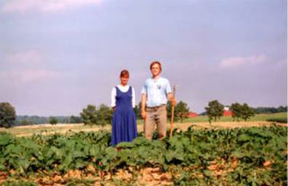 Mary e Eric Brende, durante sua estadia com os amish.