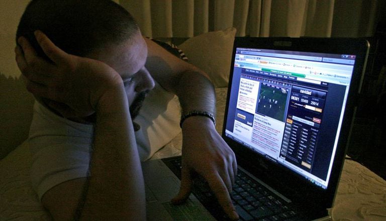 Usuário acessa a Internet em um laptop com conexão wifi.