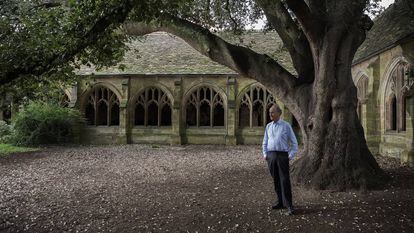 O ensaísta Robin Lee Fox, nos jardins da New College da Universidade de Oxford.
